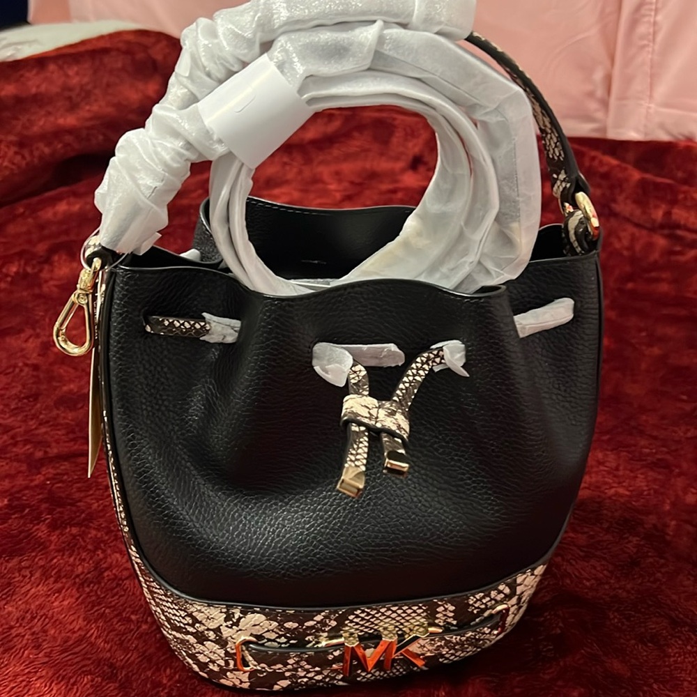 Christmas sale!!!
Michael Kors medium belted bucket msgr leather bag